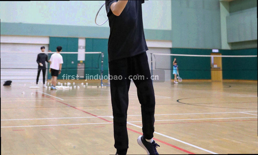 多枚球队徽章剪影沿斜向色块排列的图形